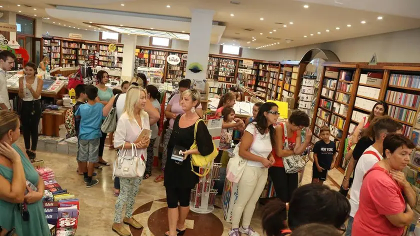 Bumbaca Gorizia 10.09.2016 Fila per acquisto libri Antonini © Fotografia di Pierluigi Bumbaca