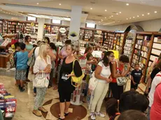 Bumbaca Gorizia 10.09.2016 Fila per acquisto libri Antonini © Fotografia di Pierluigi Bumbaca