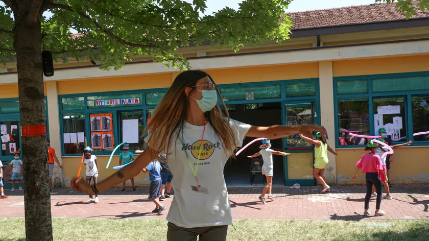 Bambini con i volti coperti da mascherine sanitarie svolgono attivtà ricreativa in un centro estivo , Brescia 9 luglio 2020. Ansa Filippo Venezia