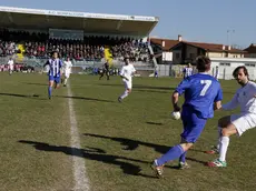 Un'azione del derby (Foto Bonaventura)