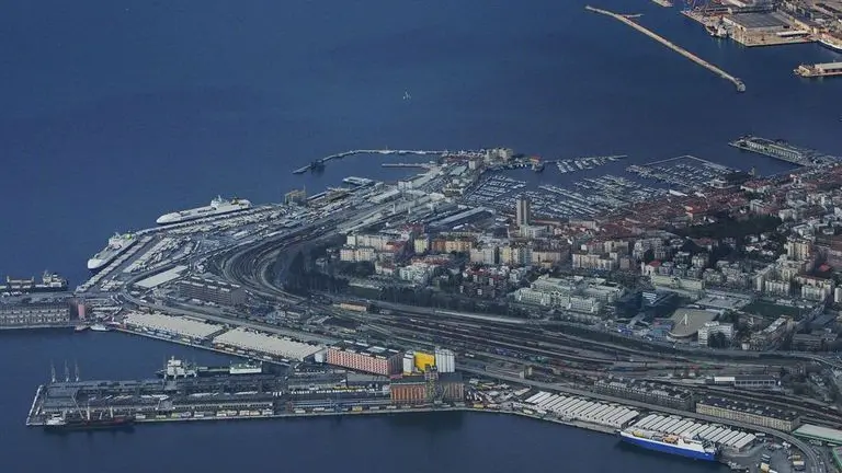 Una panoramica aerea del Porto Nuovo di Trieste