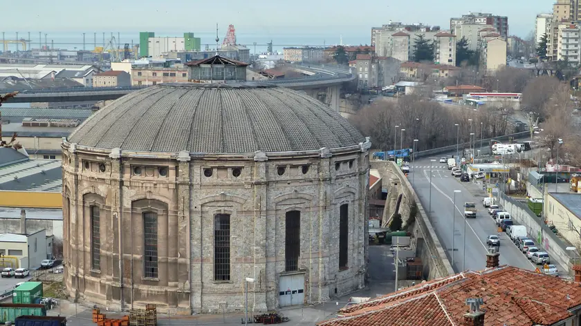 L’ex gasometro del Broleto in via d’Alviano (Lasorte)