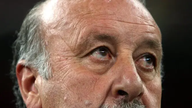 epa02229964 Spain's head coach Vicente del Bosque pictured before the FIFA World Cup 2010 Round of 16 match between Spain and Portugal at the Green Point stadium in Cape Town, South Africa, 29 June 2010. EPA/OLIVER WEIKEN Please refer to www.epa.eu/downloads/FIFA-WorldCup2010-Terms-and-Conditions.pdf