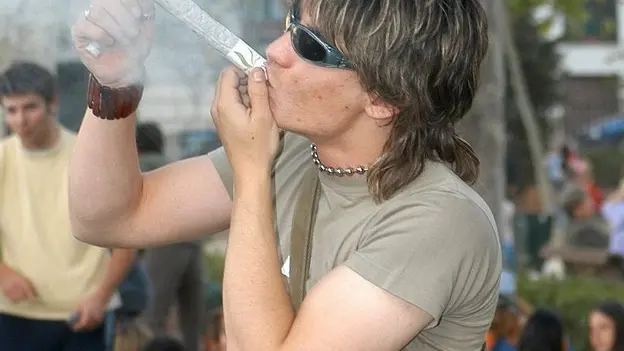 20050629 - ROMA - CRO - DROGA: RAPPORTO ONU. Una immagine di archivio, datata 07 Maggio 2005, ritrae un ragazzo mentre fuma della marijuana durante una dimostrazione in Plaza de Oriente a Madrid (Spagna). KIKO HUESCA/ARCHIVIO - ANSA - KRZ
