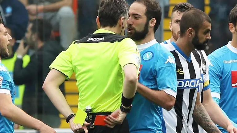 Napoli's Gonzalo Higuain argues with referee Massimiliano Irrati during the Italian Serie A soccer match Udinese Calcio vs SSC Napoli at Friuli stadium in Udine, Italy, 03 April 2016. ANSA/LANCIA