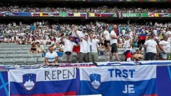 Le bandiere esposte sugli spalti dell'Allianz Arena