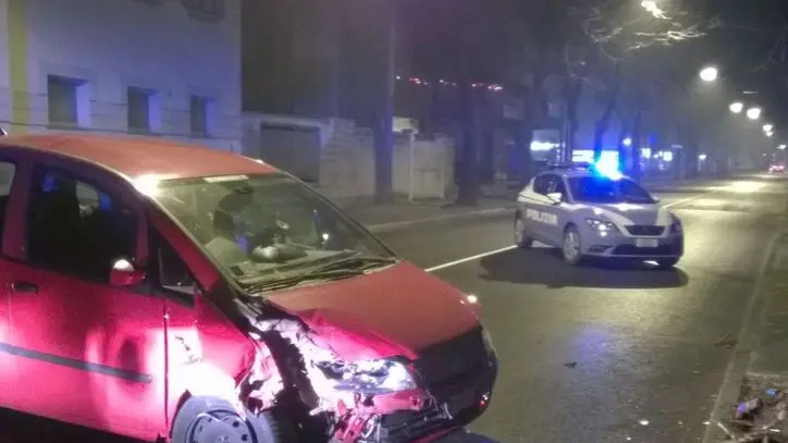 Un’immagine dell’auto incidentata in via Duca d’Aosta all’incrocio con via Di Manzano