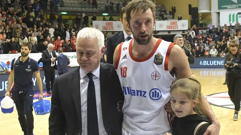 Foto BRUNI Trieste 29.12.2019 Basket serie A1-Pallacanestro TS-Fortitudo: Dalmasson e Cavaliero escono abbracciati