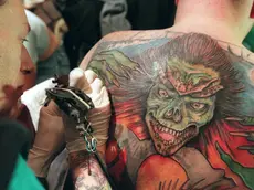 Un tatuatore all'opera