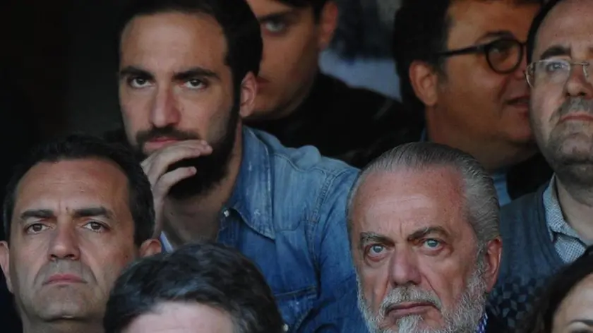 Gonzalo Higuain, il sindaco di Napoli Luigi de Magistris e il presidente del Napoli calcio Aurelio De Laurentis assistono alla partita del campionato di Seria A allo stadio San Paolo di Napoli, 10 aprile 2016. ANSA / CIRO FUSCO