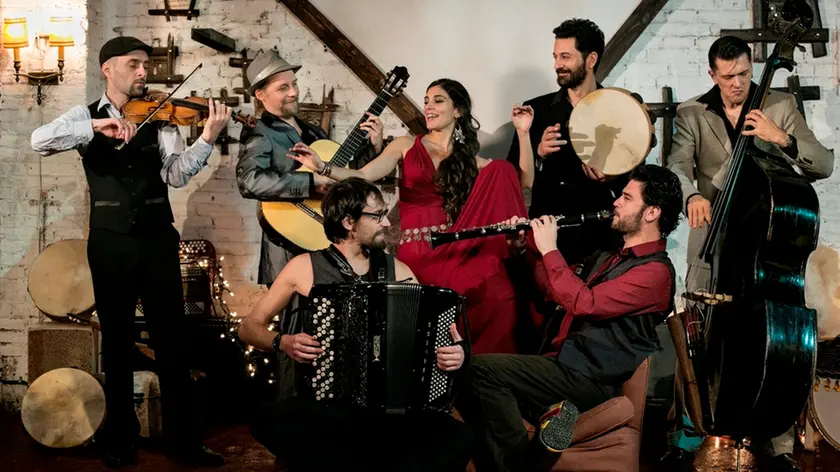 La formazione della Barcelona Gipsy Balkan Orchestra