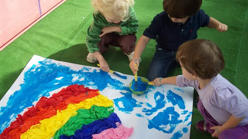 bambini mentre giocano all'asilo in un'immagine di archivio