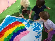 bambini mentre giocano all'asilo in un'immagine di archivio