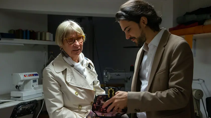 Marco Trevisan, qui con una cliente, nel suo laboratorio di via Donota, dove lavora assieme alla moglie Elisabetta. Foto di Massimo Silvano