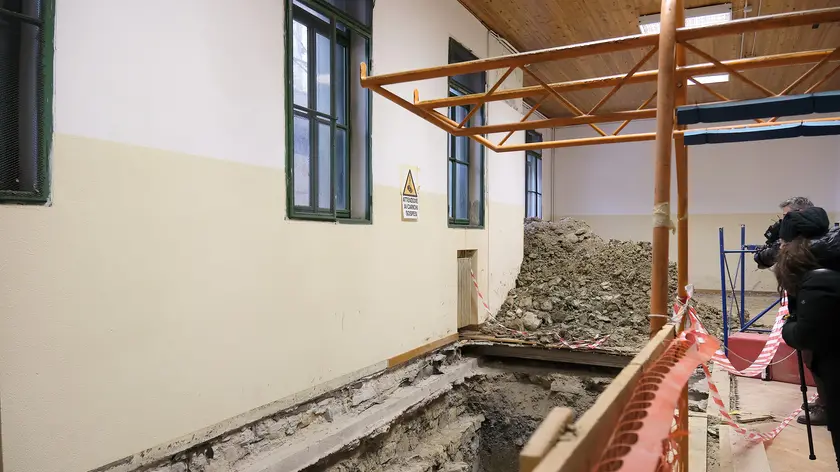 Gli scavi archeologici nella palestra della Sauro-Spaccini (foto di Massimo Silvano)