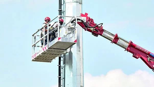 Un’operazione di installazione di ripetitori per un impianto di telefonia mobile Foto Katia Bonaventura