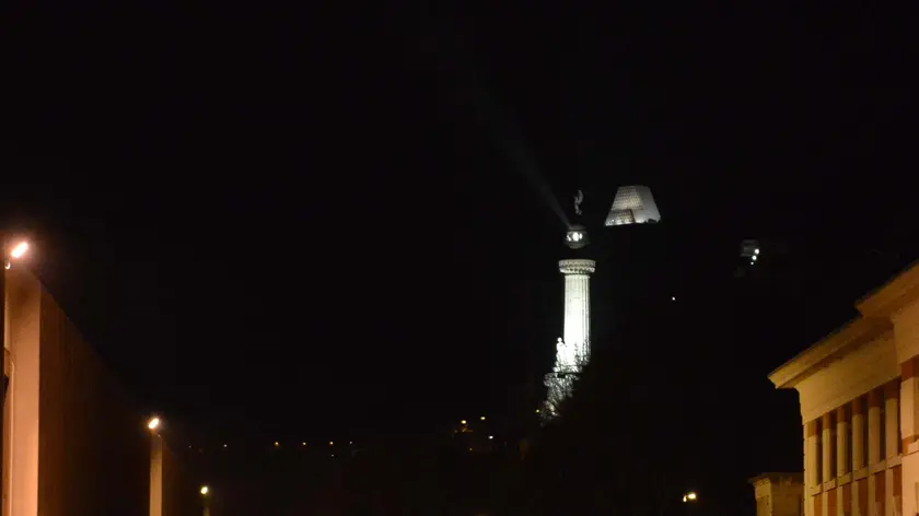 Il Faro della Vittoria riacceso visto da Porto vecchio (foto Bruni)