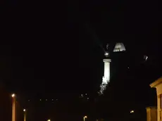 Il Faro della Vittoria riacceso visto da Porto vecchio (foto Bruni)