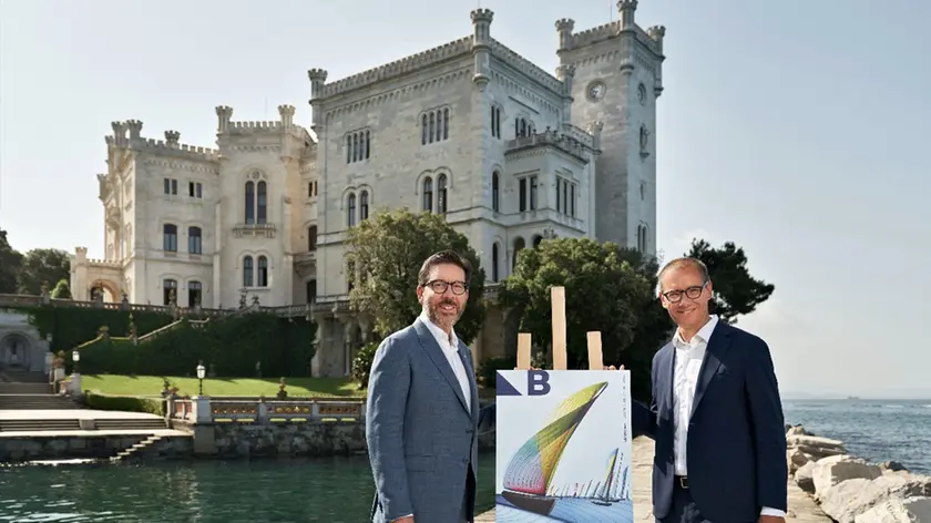 Massimiliano Pogliani, amministratore Delegato di illycaffè e Mitja Gialuz, presidente della Società Velica di Barcola e Grignano con il nuovo manifesto (foto di Roberto Pastrovicchio)