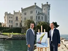 Massimiliano Pogliani, amministratore Delegato di illycaffè e Mitja Gialuz, presidente della Società Velica di Barcola e Grignano con il nuovo manifesto (foto di Roberto Pastrovicchio)