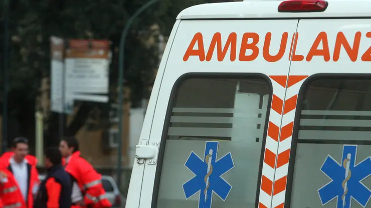 Un' ambulanza all'interno del Policlinico Umberto I° a Roma, dove i carabinieri del Nucleo Antisofisticazioni di Roma hanno effettuato perquisizioni, controlli e verifiche dopo la situazione di degrado denunciata dal settimanale l'Espresso. CLAUDIO PERI /ANSA /JI