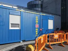 L’entrata del Pronto soccorso del San Giovanni di Dio con il container che fa da “filtro” (Bumbaca)