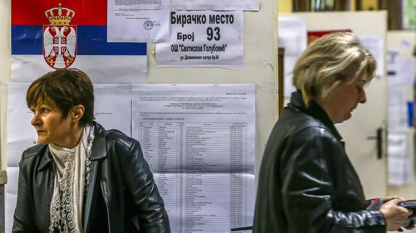 Elettrici al voto in un seggio serbo domenica 24 aprile