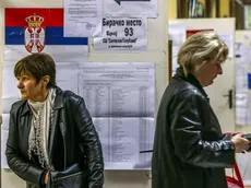 Elettrici al voto in un seggio serbo domenica 24 aprile