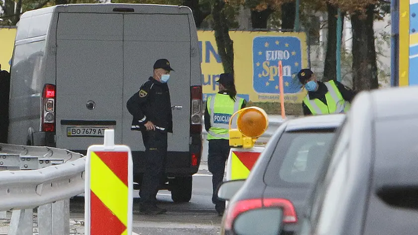 Agenti sloveni al valico di Fernetti (foto Lasorte)