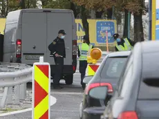 Agenti sloveni al valico di Fernetti (foto Lasorte)