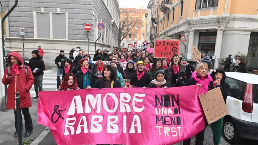 Il corteo dopo la partenza da piazza Hortis (Bruni)