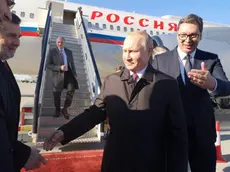 Putin al suo arrivo accolto da Vucic (blic.rs)