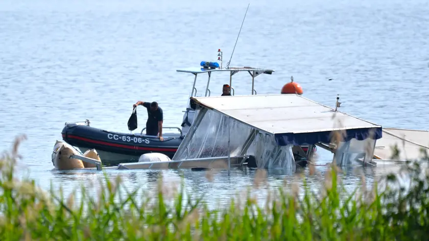 The 'Goduria', the tourist boat on which 007 Italians and Israelis were travelling, shipwrecked the day before last evening in Lisanza (Varese), in the waters of Lake Maggiore, which has not yet been washed ashore, Sesto Calende, near Varese, Italy, 30 May 2023. Two days of recovery operations have gone bankrupt, despite the help of special compressed air balloons, which were supposed to allow the wreck to rise to the surface, and then drag it to shore. Yesterday, after getting stranded, the boat was blocked while today, after a new attempt, Tomorrow, if the third round of work by the Fire Brigade specialists should prove to be in vain, the use of a particular crane will be evaluated. The Fire Brigade will be able to carry out a test. ANSA / PURICELLI La 'Goduria', l'imbarcazione turistica a bordo della quale viaggiavano 007 italiani ed israeliani, naufragata l'altro ieri sera a Lisanza (Varese), nelle acque del Lago Maggiore, che non è stata ancora trascinata a riva, Sesto Calende (Varese), 30 maggio 2023 . Due giorni di operazioni di recupero sono andate fallite, nonostante l'ausilio di particolari palloni ad aria compressa, che avrebbero dovuto permettere la risalita del relitto in superficie, per poi trascinarlo verso riva. Ieri, dopo essersi incagliata, l'imbarcazione è rimasta bloccata mentre oggi, dopo un nuovo tentativo, è risprofondata di qualche metro. Domani, qualora il terzo round di lavoro da parte degli specialisti dei Vigili del Fuoco dovesse risultare vano, verrà valutato l'utilizzo di una particolare gru. ANSA / PURICELLI