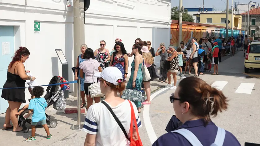 La lunga fila per entrare al Pedocin sabato 13 luglio (Lasorte)