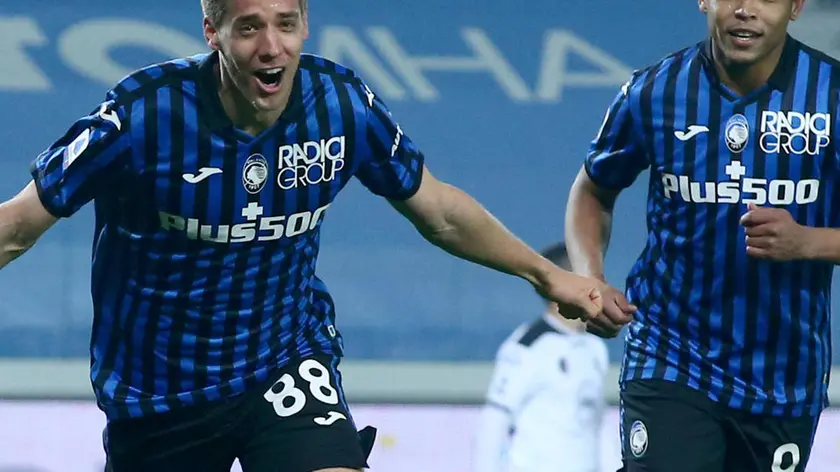 Atalanta's Mario Pasalic (C) jubilates after scoring the 1-0 goal during the Italian Serie A soccer match Atalanta BC vs Spezia Calcio at the Gewiss Stadium in Bergamo, Italy, 12 March 2021. ANSA/PAOLO MAGNI