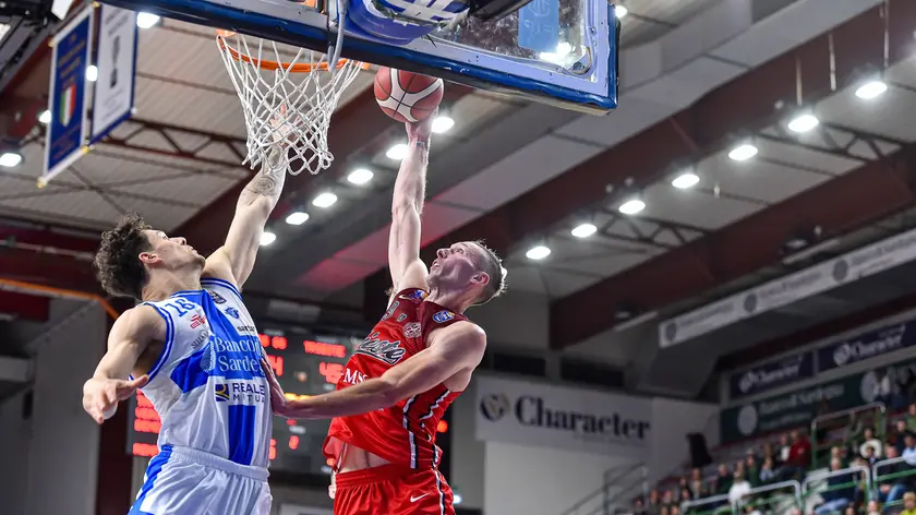 Una fase della partita Trieste-Sassari Foto Ciamillo/Lasorte