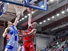 Una fase della partita Trieste-Sassari Foto Ciamillo/Lasorte