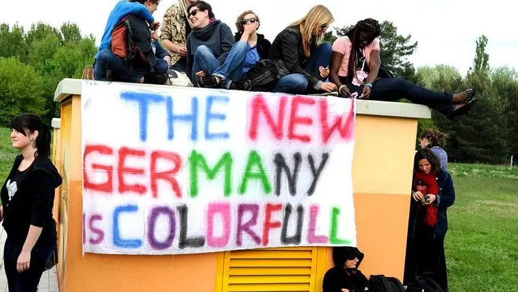 Una manifestazione in Germania contro la stretta all'asilo politico decisa dal Parlamento