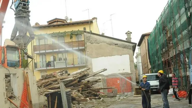 Bumbaca Gorizia 06.11.2012 Gradisca demolizione casa - Fotografia di Pierluigi Bumbaca