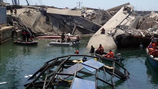 Il motore della Jolly Nero potrebbe avere avuto un'avaria che le ha impedito di seguire la giusta rotta per uscire dal porto, finendo contro la torre di controllo, Genova, 08 maggio 2013. E' una ipotesi su cui sta indagando la procura. "Ma al momento non siamo in grado di dare una versione ufficiale sull'accaduto", dice il procuratore Michele Di Lecce. ANSA / GUIDELLI