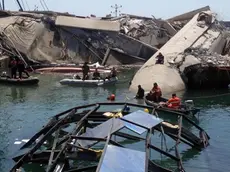 Il motore della Jolly Nero potrebbe avere avuto un'avaria che le ha impedito di seguire la giusta rotta per uscire dal porto, finendo contro la torre di controllo, Genova, 08 maggio 2013. E' una ipotesi su cui sta indagando la procura. "Ma al momento non siamo in grado di dare una versione ufficiale sull'accaduto", dice il procuratore Michele Di Lecce. ANSA / GUIDELLI