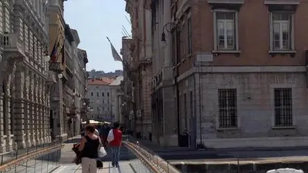 La passerella sul Canal Grande intitolata allo scrittore irlandese James Joyce, Trieste, 15 giugno 2013..ANSA/FRANCESCO DE FILIPPO