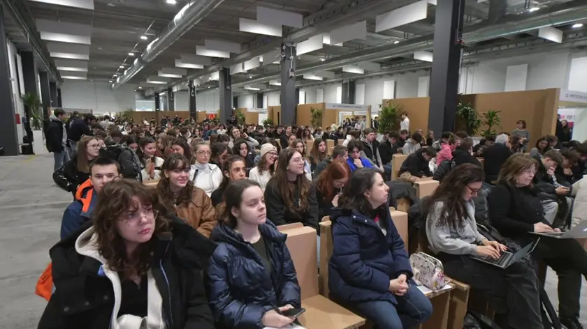 La platea dei giovani al Generali convention center in Porto Vecchio Foto di Francesco Bruni