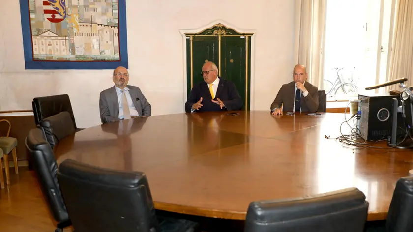 Il tavolo disertato: sindaco e prefetto non hanno visto arrivare i vertici della Lipizer (Foto Bumbaca)