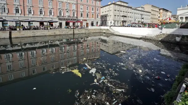 Lasorte Trieste 03/05/13 - Canale Ponterosso, Mare Sporco, Immondizie