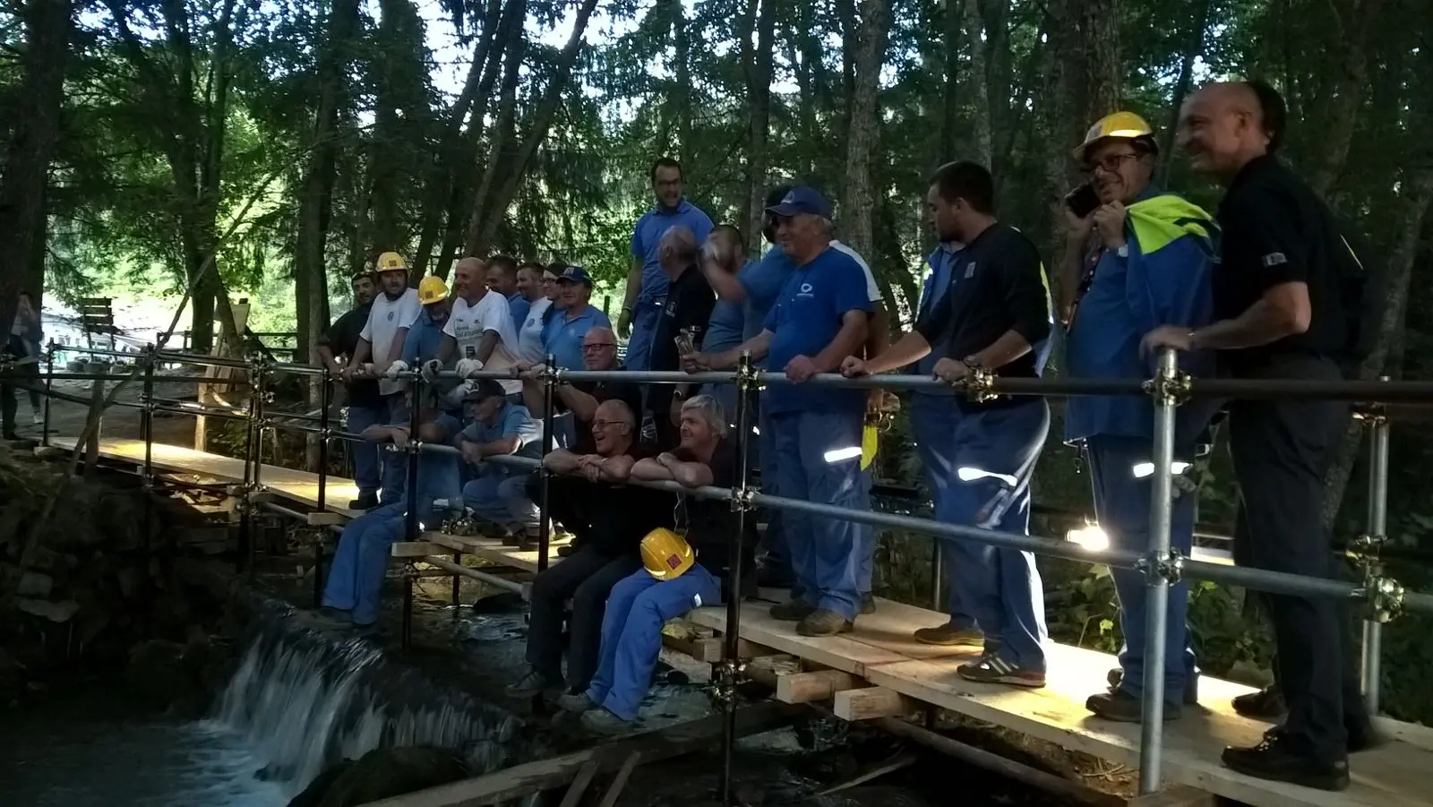 La squadra della Protezione civile sulla passerella costruita ad Amatrice