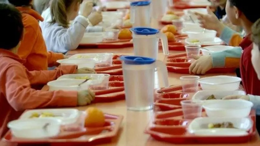 Bambini a tavola in una mensa scolastica