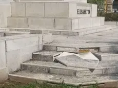 Gradini rotti alla base del monumento dedicato a Sissi