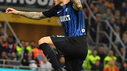 Inter's Mauro Icardi (up) jubilates after scoring the goal during the Italian Serie A soccer match FC Inter vs Cagliari Calcio at the Giuseppe Meazza stadium in Milan, Italy, 17 April 2018. ANSA/DANIEL DAL ZENNARO
