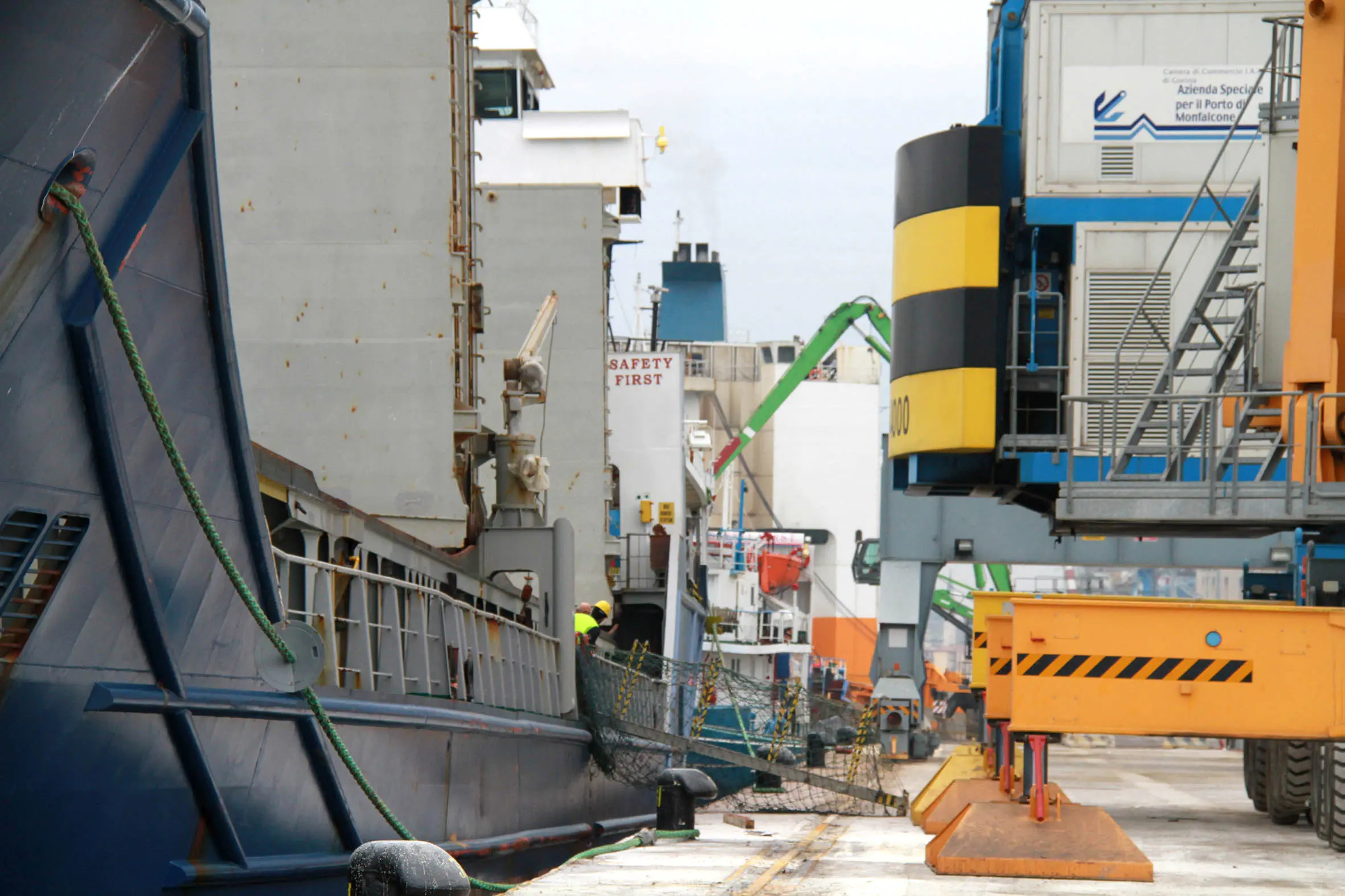 Le banchine del porto di Monfalcone